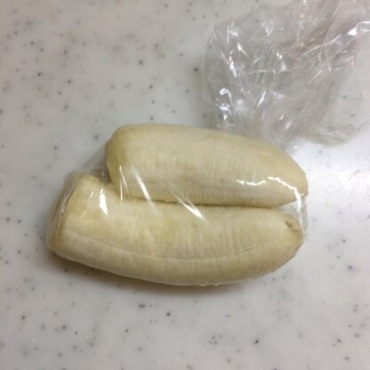 小さめのバナナだったので、二つ折で冷凍してみます♪(^^)